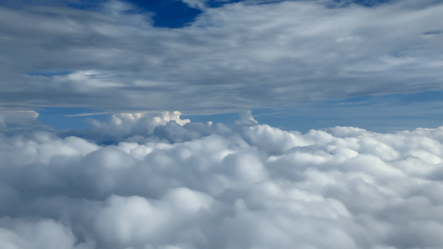 飛行機から見た雲の上の空。shisan-tabiという自由設計ブログの出発点を象徴する風景。