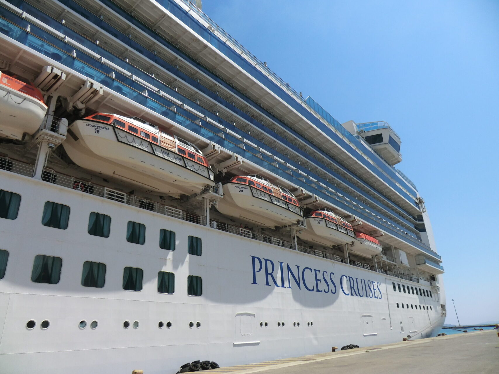 乗船したクルーズ船 Crown Princess の外観