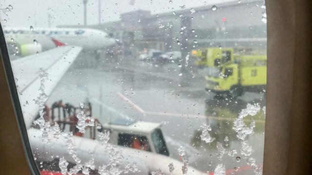 カルガリー空港で吹雪に見舞われた搭乗機の窓からの眺め