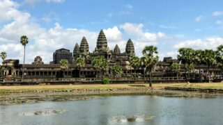 アンコールワットの朝。shisan-tabi管理人が独身時代に訪れた、記憶に残る旅の一枚。