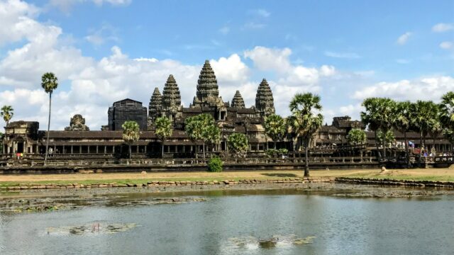 アンコールワットの朝。shisan-tabi管理人が独身時代に訪れた、記憶に残る旅の一枚。