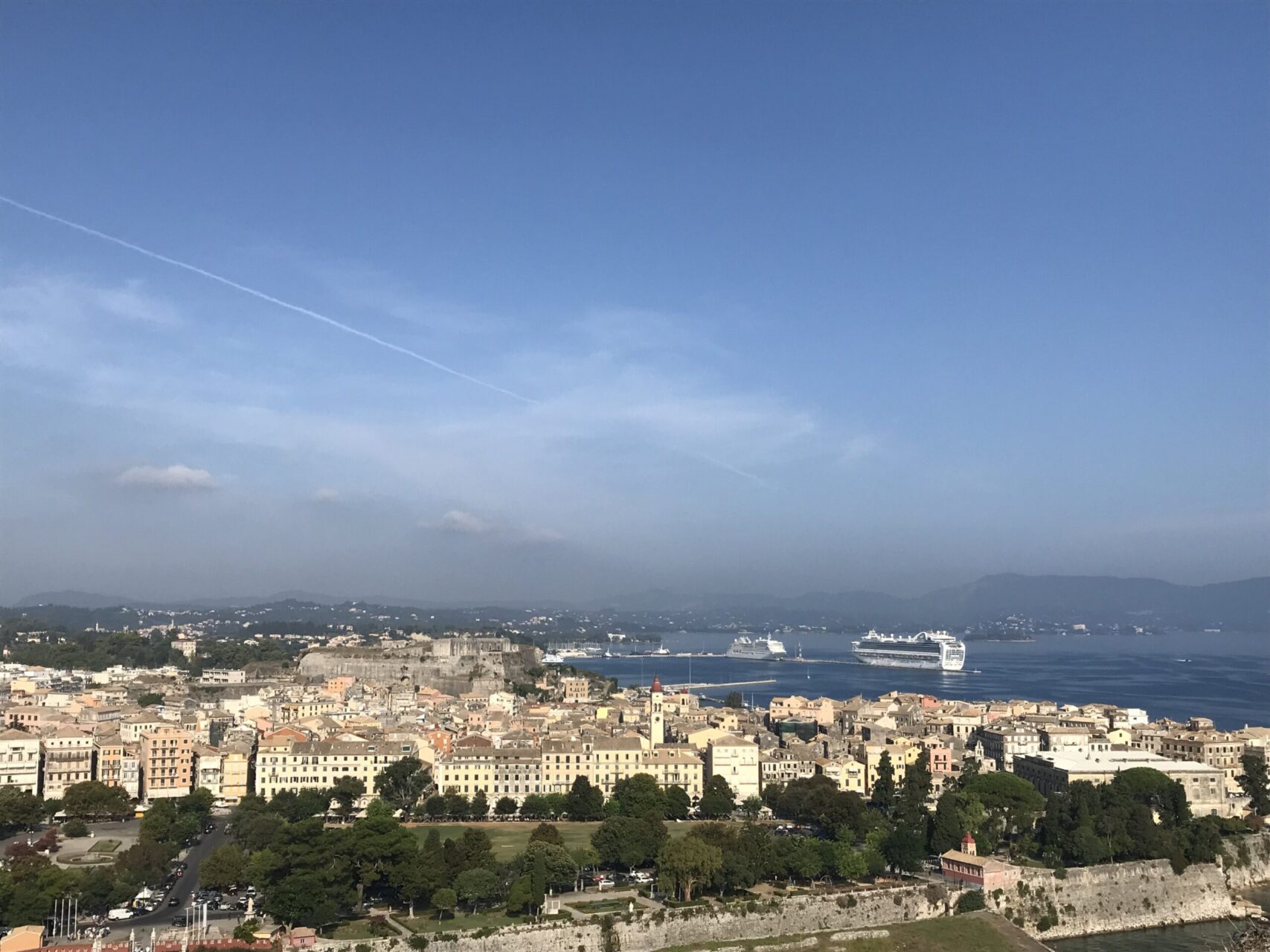 コルフ島とクルーズ船の遠景
