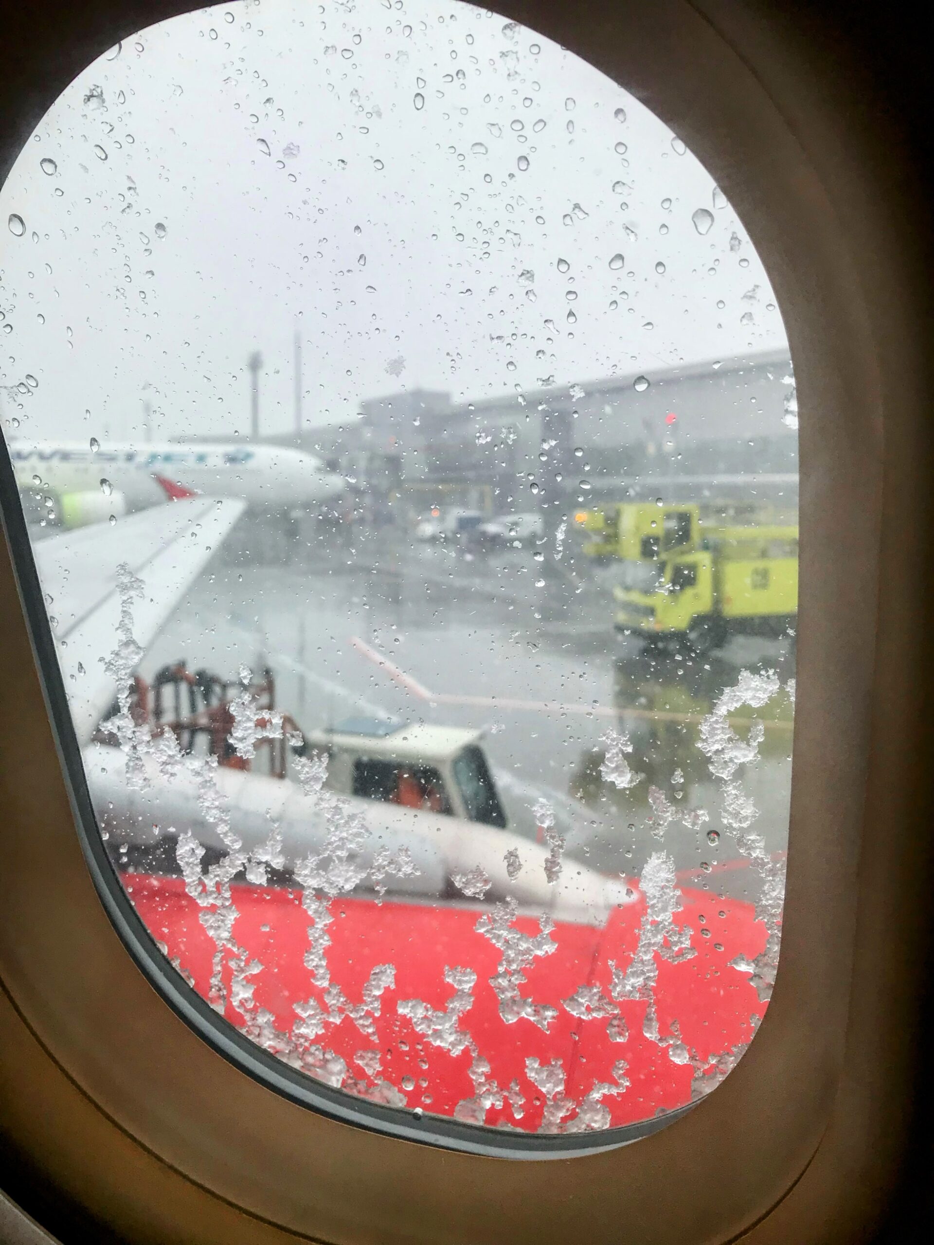 カルガリー空港での吹雪の様子(機内からの眺め)