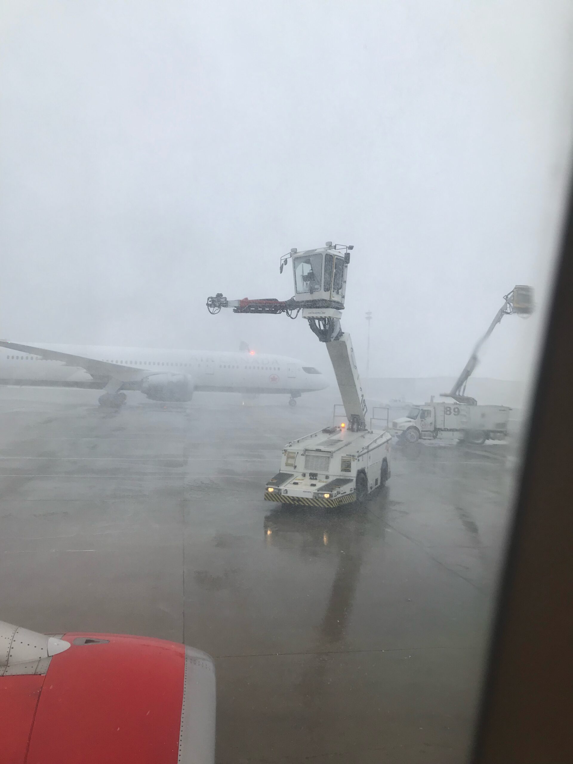 カルガリー空港で除氷作業中の様子
