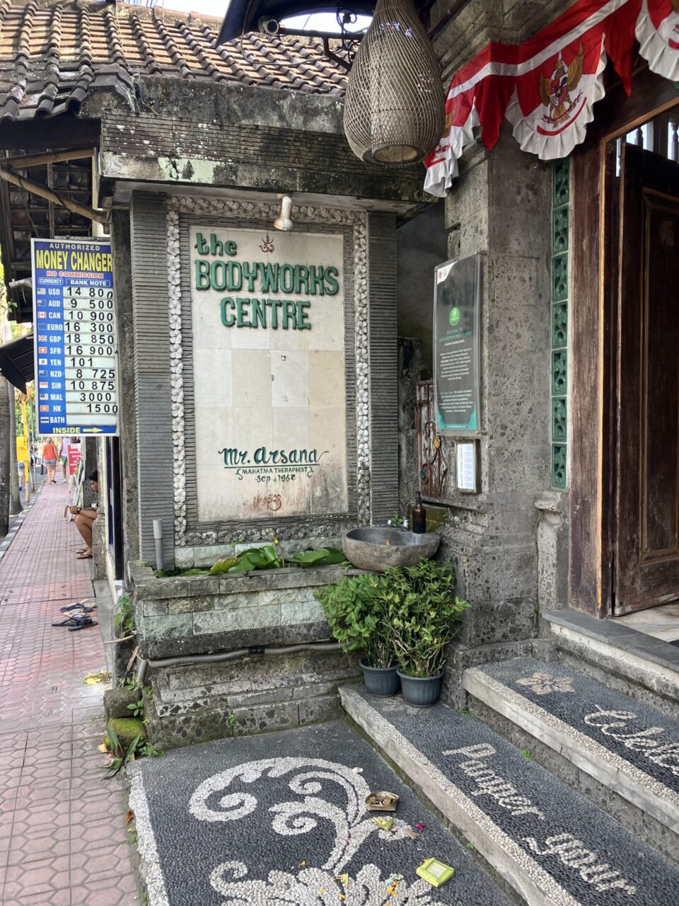 街歩きの途中で見つけたローカルスパ。ここもWhatsAppで即予約が可能でした。