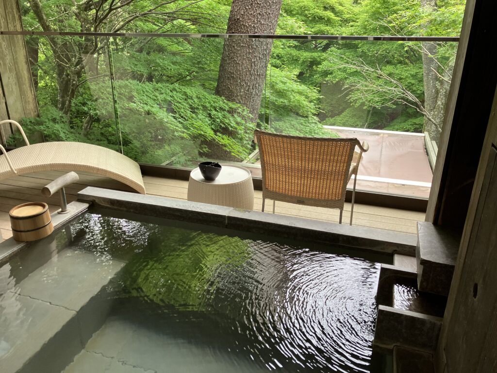 白檀の露天風呂とテラスの椅子。温度が絶妙に調整された湯。