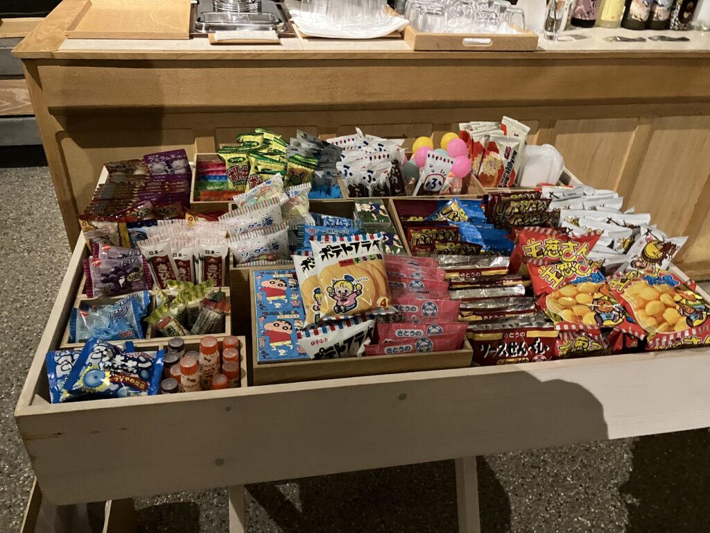 白檀のラウンジに用意された駄菓子の並び