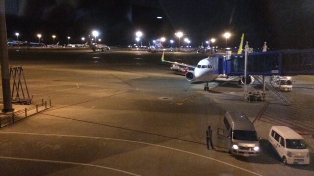 中部国際空港の駐機場で、乗客がタラップ前に待機させられていた際の機体写真（JW104便）