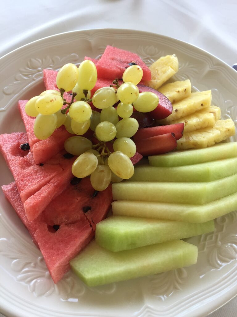 クルーズ船の朝食に出された色とりどりの果物