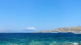 海に浮かぶクルーズ船と遠景