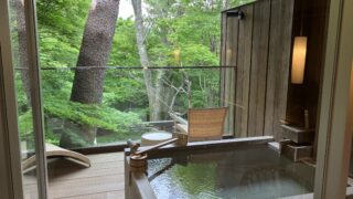 箱根・白檀の客室露天風呂。緑に囲まれた静かなテラスと湯船。
