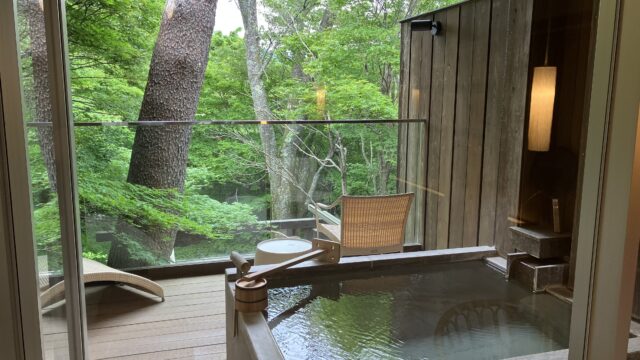 箱根・白檀の客室露天風呂。緑に囲まれた静かなテラスと湯船。