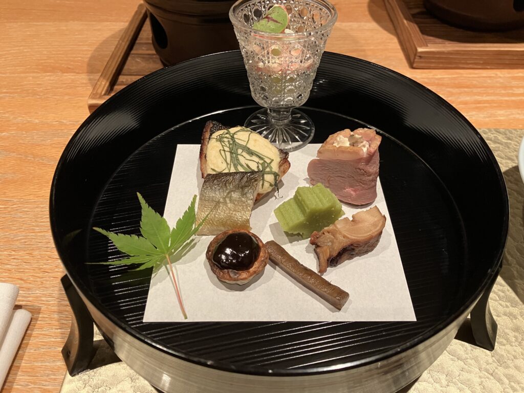 白檀の八寸。四季を感じさせる前菜の盛り合わせ。