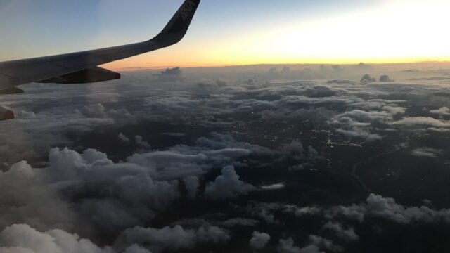 ダイナースカードで旅に出た時の空の風景、飛行機の窓から見た夕焼け