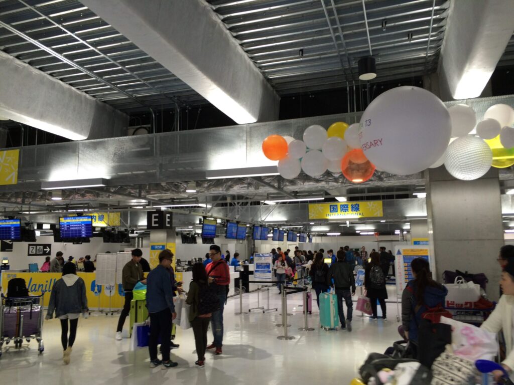 成田空港第3ターミナルの国際線カウンター付近。天井がむき出しのLCC向け構造。