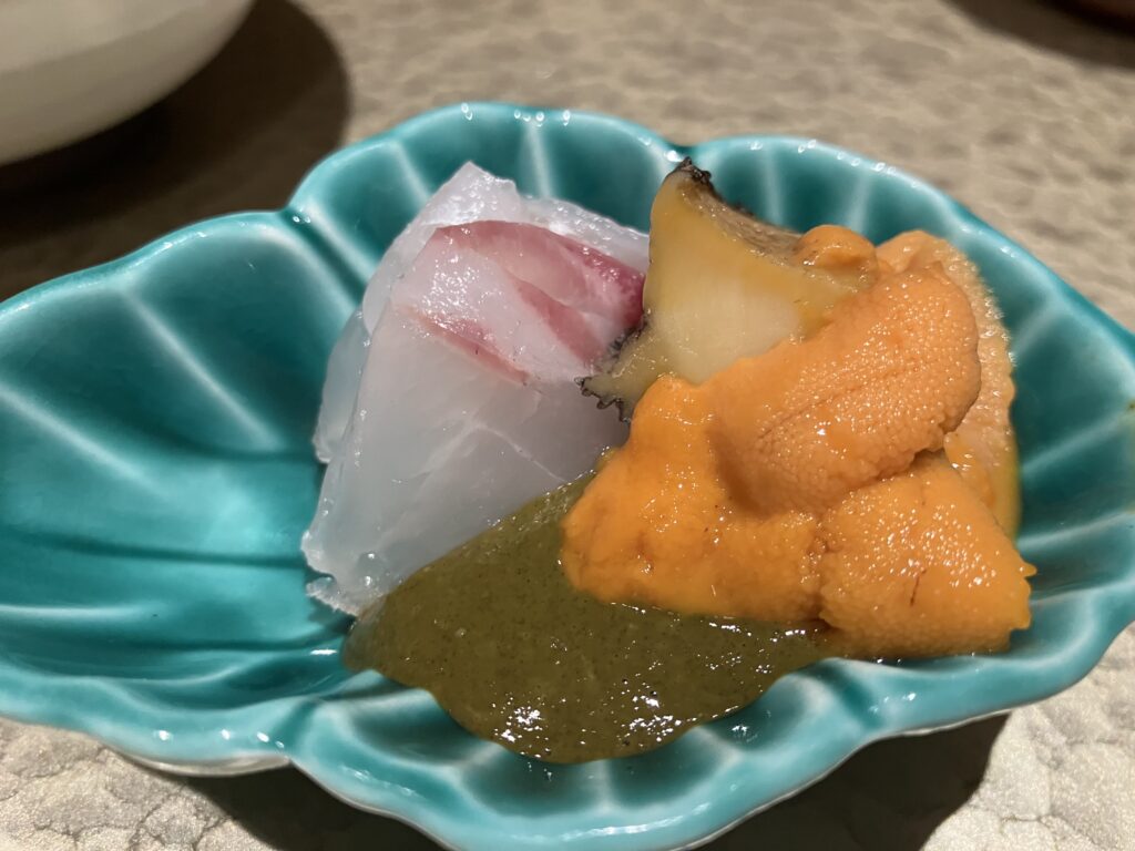 ウニ・アワビ・白身魚の刺身を盛った前菜