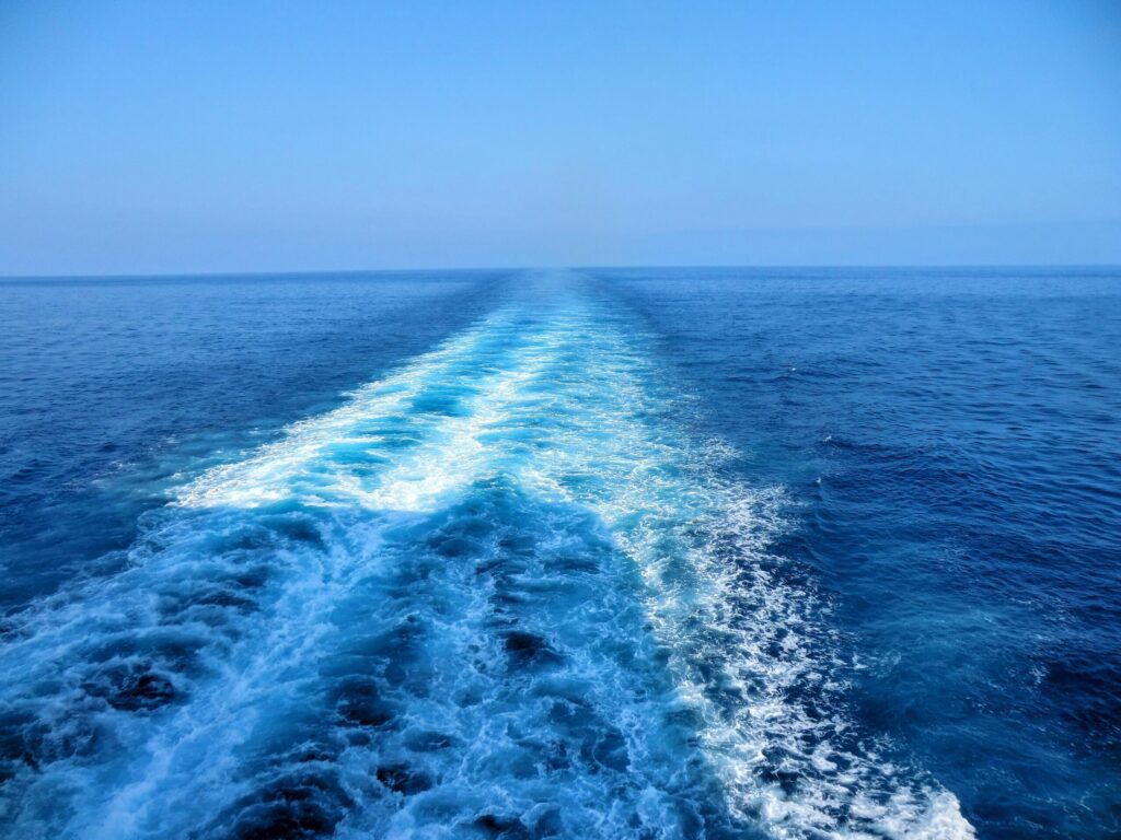 航行中の船が残す海の航跡